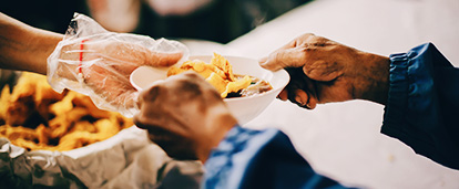 जरूरतमंदों को भोजन